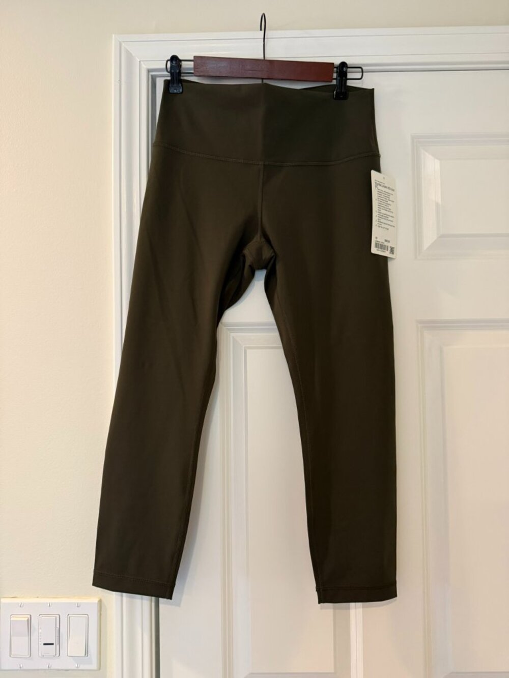 Lululemon Athletica cropped leggings in black with bright pink contrast detailin